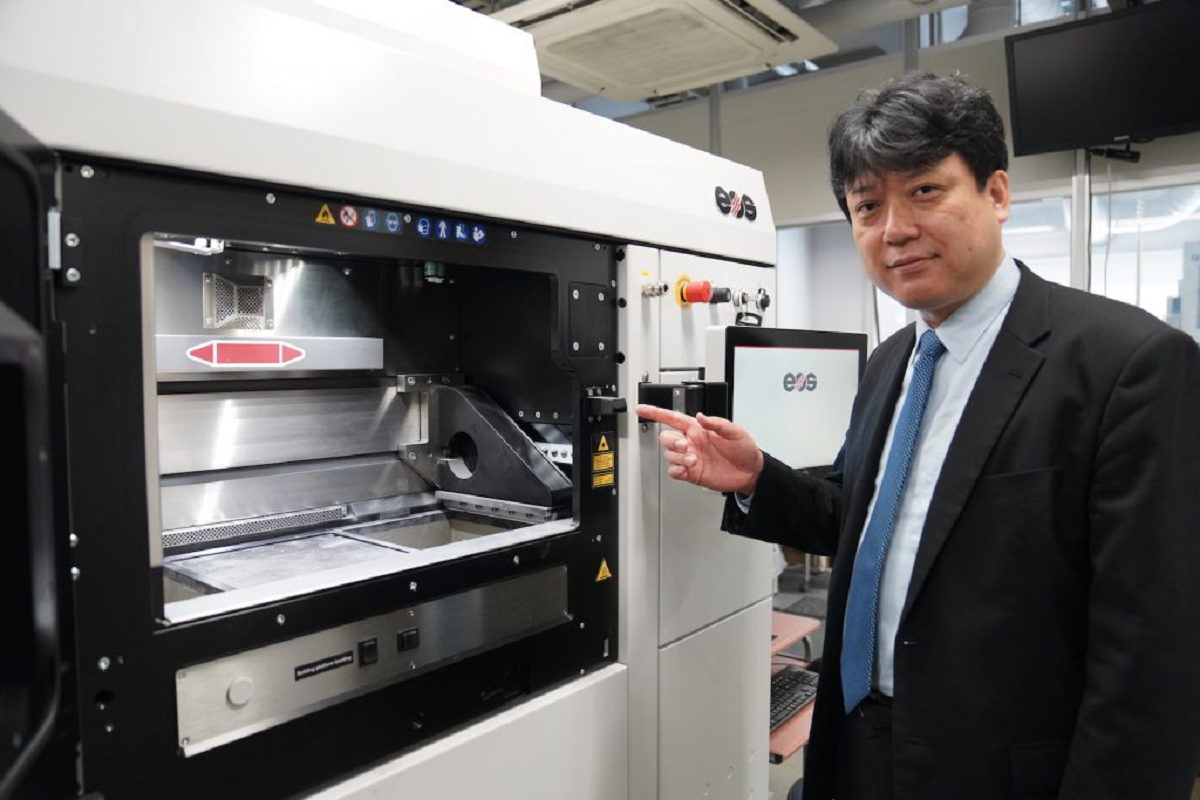 3Dプリンターと中野教授　出典：大阪大学